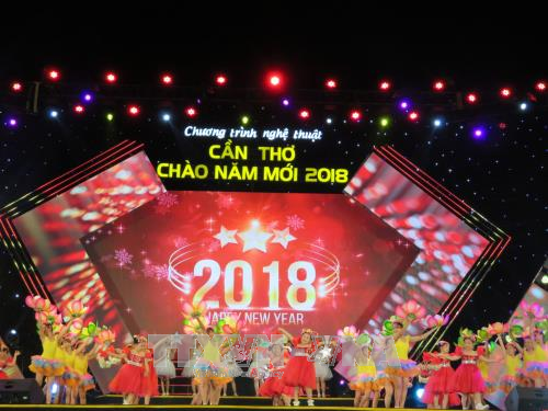 Rộn ràng chào Năm mới 2018 khắp mọi miền Tổ quốc